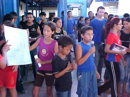 Adolescentes do Risoleta Neves durante comicio_jpg.jpg