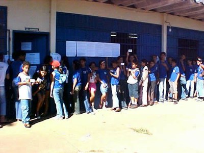 Adolescentes na fila de votacao_jpg.jpg