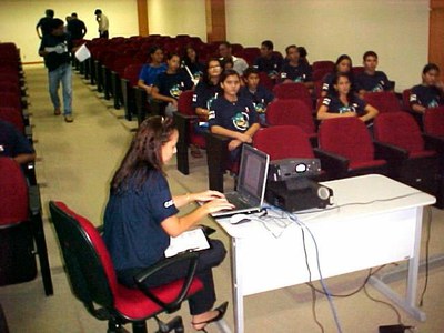 Eizeth e alunos no auditorio do TRE_jpg_JPG.jpg