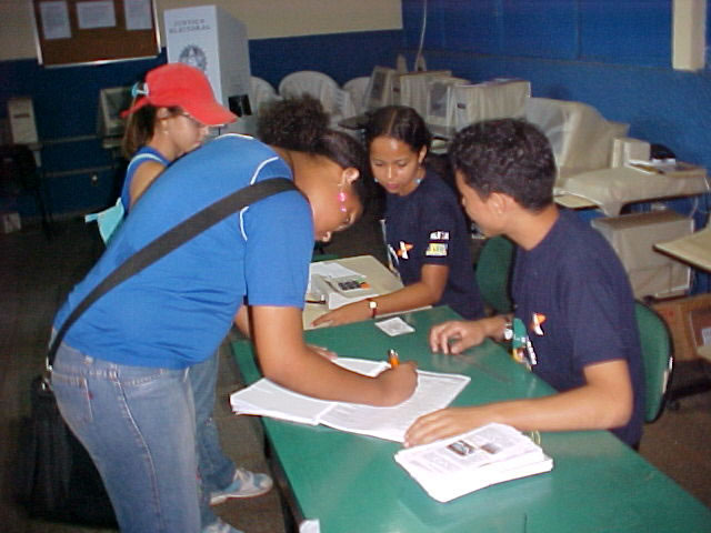 Estudante assina folha de votacao no colegio Rio Branco antes de votar_jpg_JPG.jpg