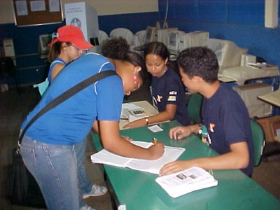 Estudante assina folha de votacao no colegio Rio Branco antes de votar_jpg_JPG.jpg
