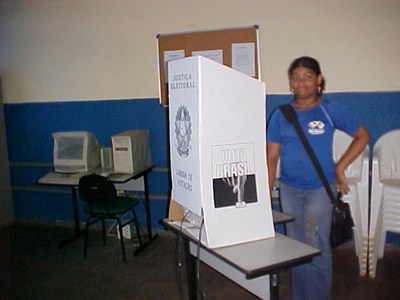 Estudante na cabine de votacao_jpg_JPG.jpg