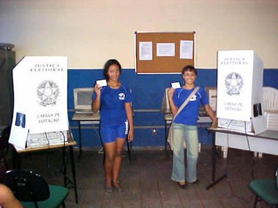 Adolescentes na fila de votacao_jpg.jpg